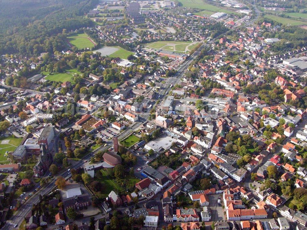 Varel from the bird's eye view: 18.10.2005 Varel; Varel (Aussprache: Fahrel) ist eine Stadt in Friesland am Jadebusen in Niedersachsen, südlich von Wilhelmshaven. Sie ist mit etwa 25.000 Einwohnern die größte Stadt im Landkreis Friesland. Ihre Beliebtheit als Ferien- und Tagungsort verdankt sie der landschaftlich und klimatisch besonders günstigen Lage am Jadebusen (gemäßigtes Seeklima).