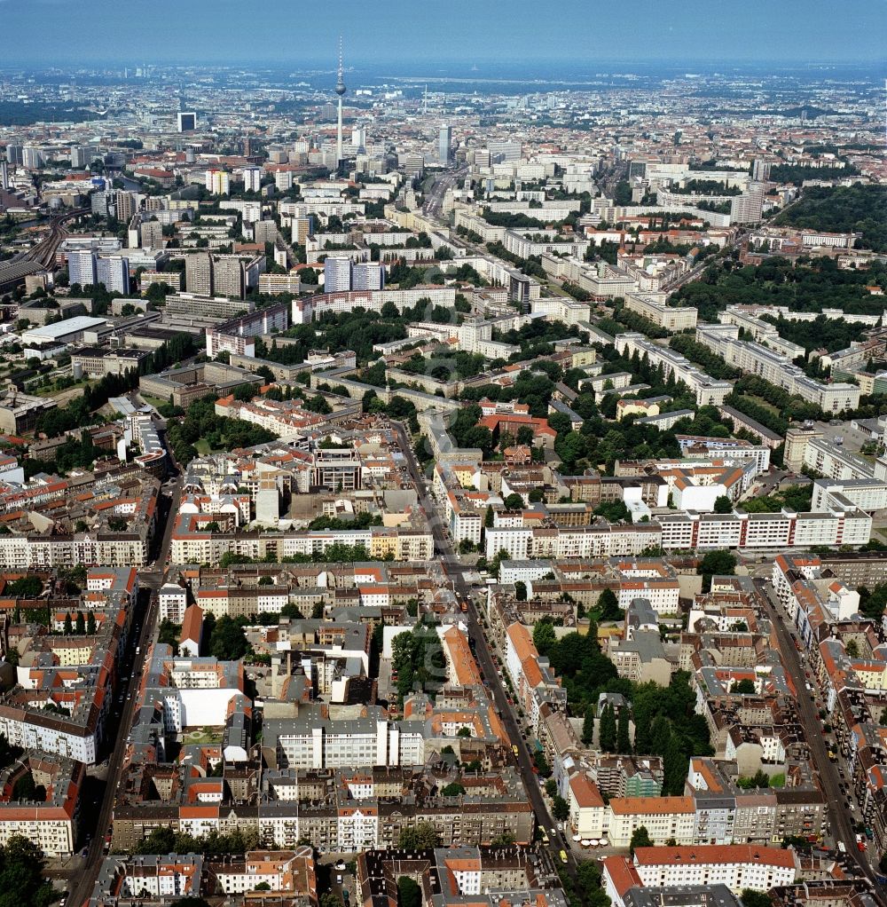 Aerial image Berlin-Friedrichshain - Vom Stadtbezirk Friedrichshain in Berlin, im Viertel zwischen Warschauer-Straße und Boxhagener-Platz gibt es viele historische Miethäuser mit Szenekneipen und schicken Designerläden, ist es über die Karl-Marx-Allee, mit ihren denkmalgeschützten Häusern im Stil des Sozialistischen Klassizismus, nur ein kurzer Spaziergang bis zum Stadtzentrum am Alexanderplatz mit dem Berliner Fernsehturm. //From the district of Friedrichshain in Berlin, in the area between Warsaw Street and Boxhagen Square there are many historic apartment buildings with trendy bars and chic designer stores, it is about the Karl-Marx-Allee with its listed buildings in the style of Socialist Classicism, only a short walk to to the town center at the Alexanderplatz with its television tower