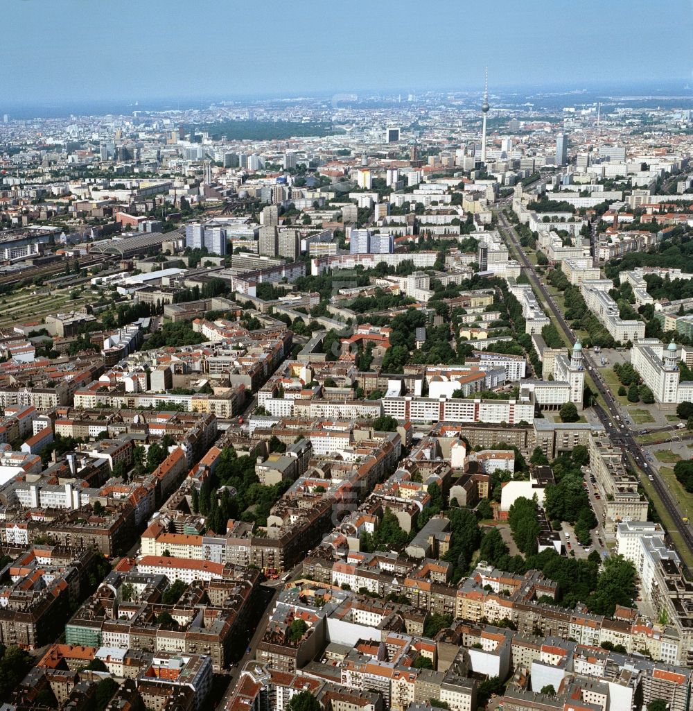 Aerial photograph Berlin-Friedrichshain - Vom Stadtbezirk Friedrichshain in Berlin, im Viertel zwischen Warschauer-Straße und Boxhagener-Platz gibt es viele historische Miethäuser mit Szenekneipen und schicken Designerläden, ist es über die Karl-Marx-Allee, mit ihren denkmalgeschützten Häusern im Stil des Sozialistischen Klassizismus, nur ein kurzer Spaziergang bis zum Stadtzentrum am Alexanderplatz mit dem Berliner Fernsehturm. //From the district of Friedrichshain in Berlin, in the area between Warsaw Street and Boxhagen Square there are many historic apartment buildings with trendy bars and chic designer stores, it is about the Karl-Marx-Allee with its listed buildings in the style of Socialist Classicism, only a short walk to to the town center at the Alexanderplatz with its television tower