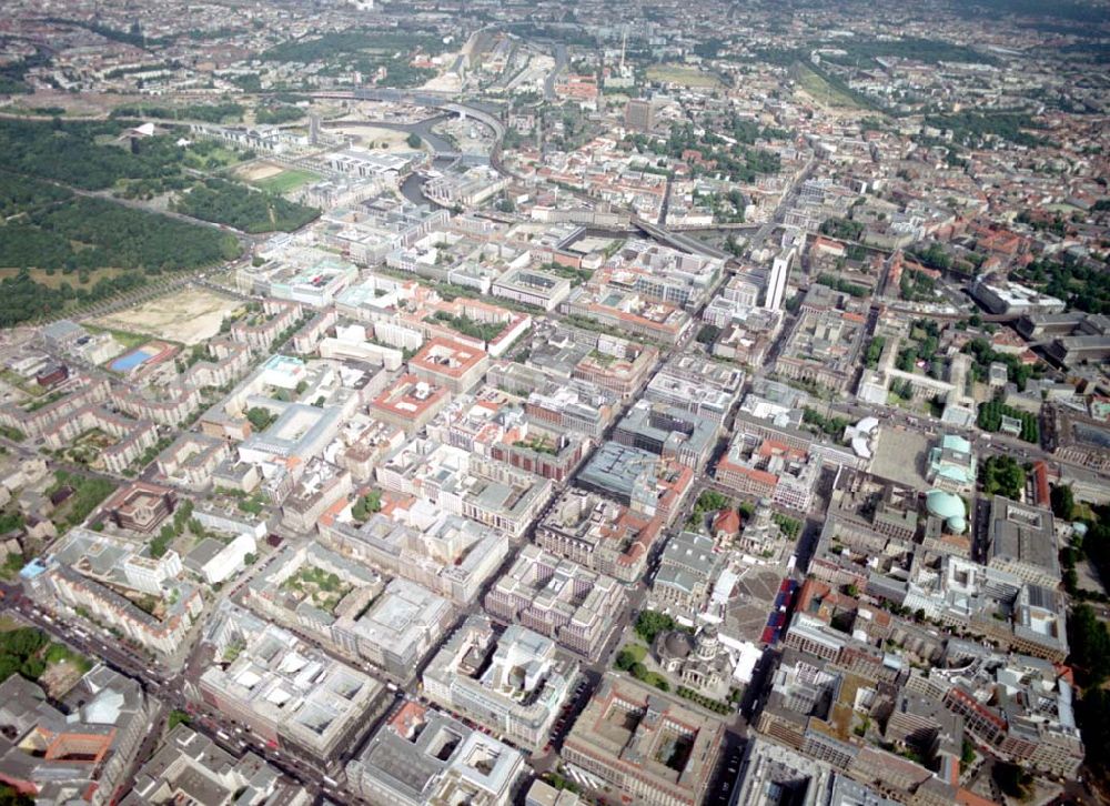 Berlin from the bird's eye view: Blick auf den Stadtbezirk Mitte mit dem Bereich Friedrichstraße / Gendarmenmarkt. 08.07.02