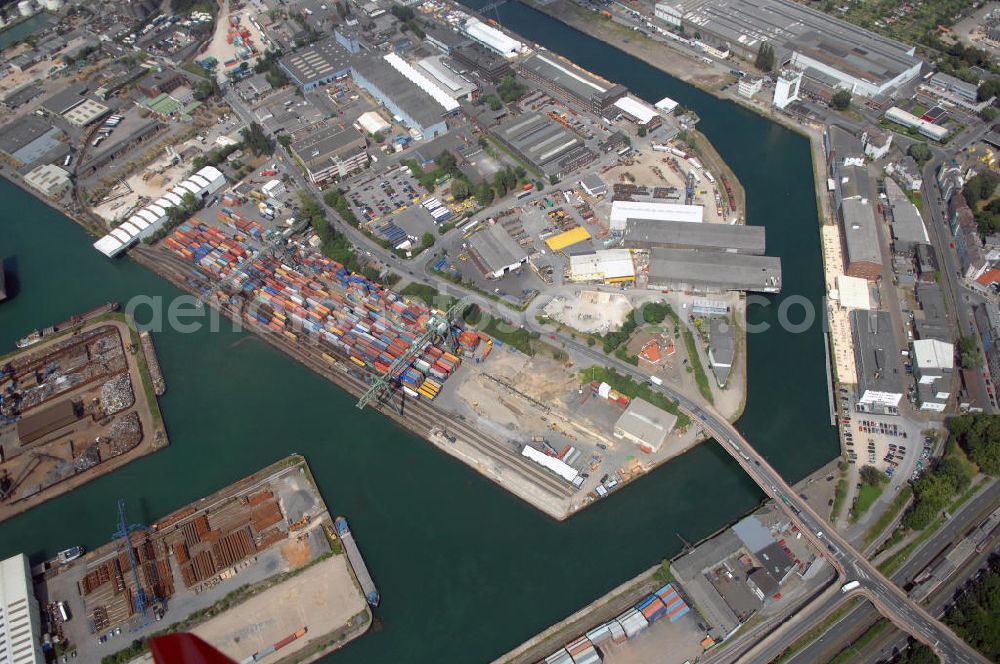 Dortmund from above - Blick auf den Stadthafen und das Alte Hafenamt in Dortmund. Heute finden sich im denkmalgeschützten Gebäude Räumlichkeiten der Wasserschutzpolizei, ein Treffpunkt der Marinekameradschaft Dortmund und das mit der ursprünglichen Ausstattung erhaltene Kaiserzimmer. Die Dortmunder Hafen AG nutzt das Gebäude zudem als Ausstellungsort für die Ausstellung Schifffahrt und Hafen. Kontakt: Dortmunder Hafen AG, Speicherstrasse 23, 44147 Dortmund, Tel. +49 (0)231 98 39 6 81, Fax +49 (0)231 98 39 6 99