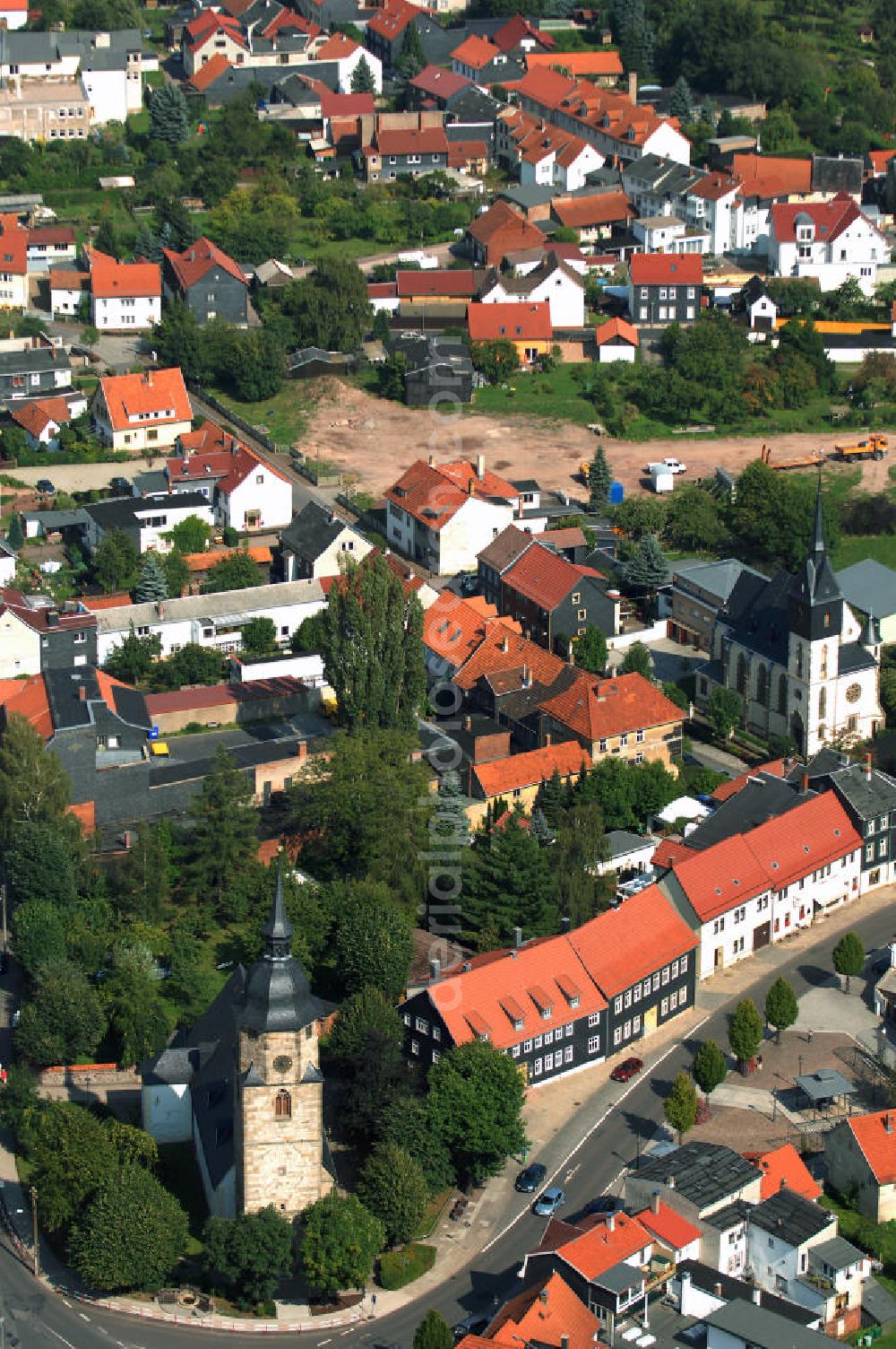 Friedrichroda from the bird's eye view: Blick auf den Stadtkern von Friedirchroda im Landkreis Gotha in Thüringen. Gelegen im Nordwesten des Thüringer Walds, befindet sich die Stadt in der Nähe der beiden größeren Städte Eisenach und Gotha. Friedrichroda entstand mit dem Bau der Schauenburg durch Ludwig mit dem Barte um 1044. Seit 1597 besitzt Friedrichroda Stadtrecht. Heute gilt die Stadt als Luftkurort und verfügt über ein Parkbad und Therapiezentrum im RAMADA Hotel, bietet Trinkkuren mit natürlichem Heilwasser, verfügt über Kneipp Anlagen, ein Dialysezentrum sowie diverse physiotherapeutische Praxen. Kontakt: Kur- und Tourismusamt Friedrichroda, Marktstraße 13 / 15 99894 Friedrichroda, Tel. +49(0)3623 33 200, Fax +49(0)3623 33 2029, Email: friedrichroda.kur@t-online.de