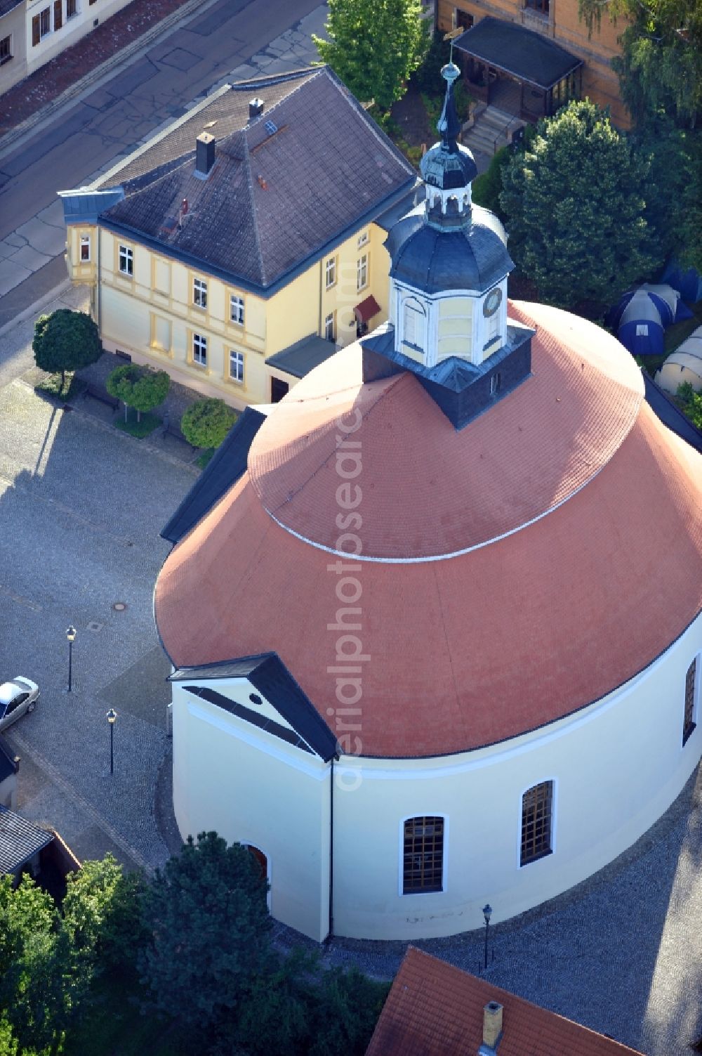 Aerial photograph Oranienbaum - View of the city church Oranienbaum in Sachsen-Anhalt. The evangelical church is a baroque elliptical building that was inaugurated in 1702