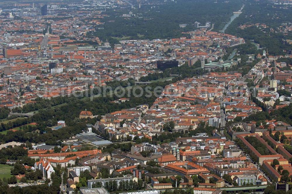 Aerial photograph München - Blick auf den Stadtteil Lehel und Au zu München, die durch den Fluss Isar voneinan der getrennt werden. Das dunkle Gebäude ist das Europaparlament. Davor befindet sich die Museumsinsel mit dem Deutschen Museum. Munich 2007/07/15 The disctricts of Munich, which are separated by the river Isar. Visible is the dark building of the Europa-Parliament and the isle with the German Museum of Masterpieces of Science and Technology.