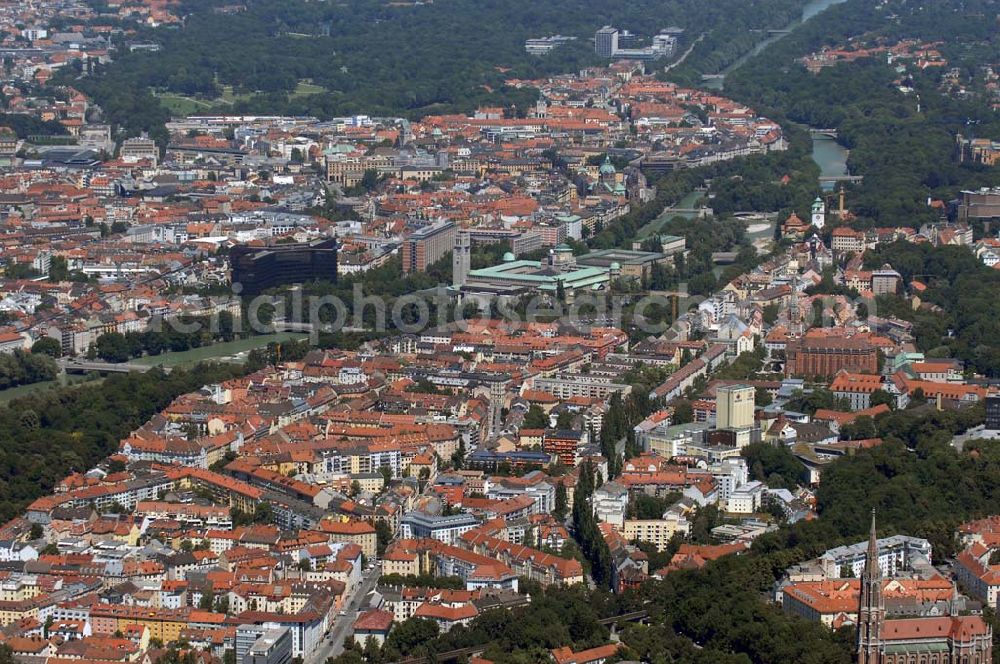 Aerial image München - Blick auf den Stadtteil Lehel und Au zu München, die durch den Fluss Isar voneinan der getrennt werden. Das dunkle Gebäude ist das Europaparlament. Davor befindet sich die Museumsinsel mit dem Deutschen Museum. Munich 2007/07/15 The disctricts of Munich, which are separated by the river Isar. Visible is the dark building of the Europa-Parliament and the isle with the German Museum of Masterpieces of Science and Technology.