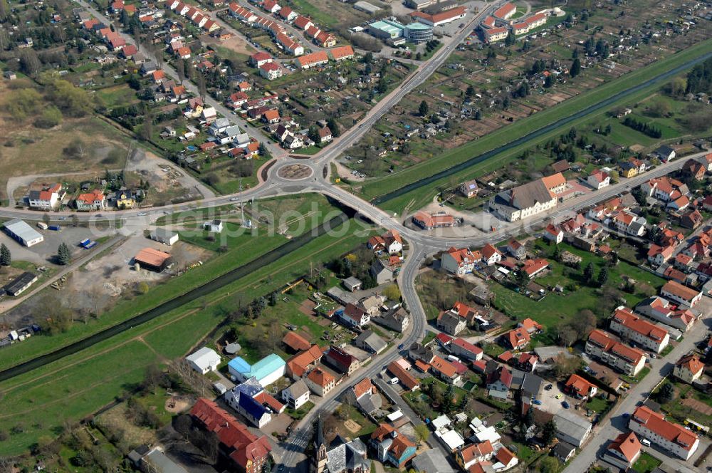 Aerial photograph Sondershausen - Blick vom Stadtteil Stockhausen über die Brücke an der Nordhäuser Straße welche über die Wipper führt und mit dahniter leiegenden Kreisverkehr, auf den Stadtteil Marienhall.