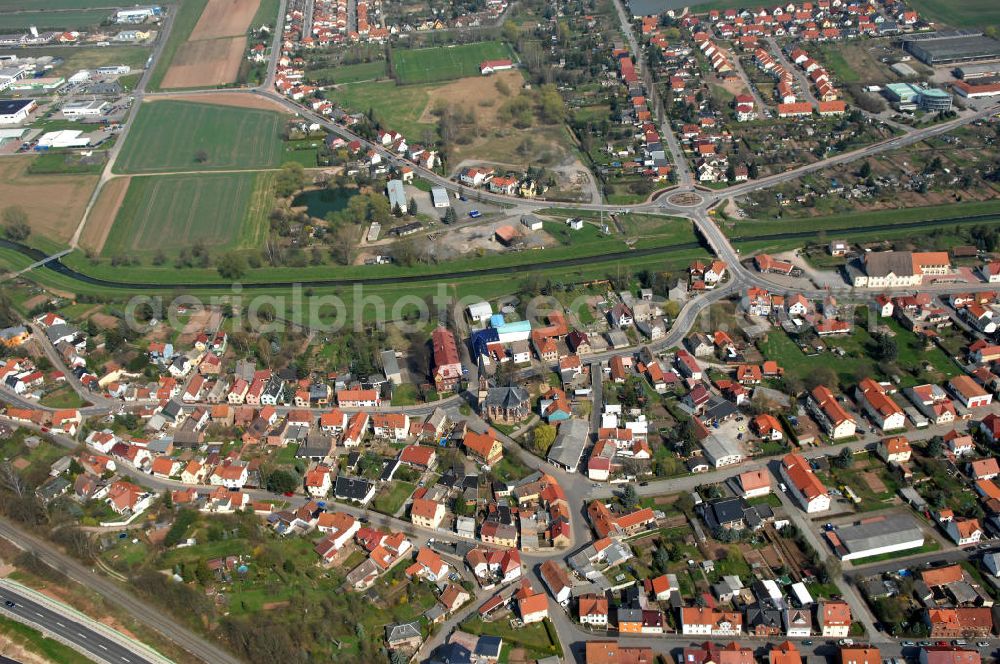 Sondershausen from the bird's eye view: Blick vom Stadtteil Stockhausen über die Brücke an der Nordhäuser Straße welche über die Wipper führt und mit dahniter leiegenden Kreisverkehr, auf den Stadtteil Marienhall.