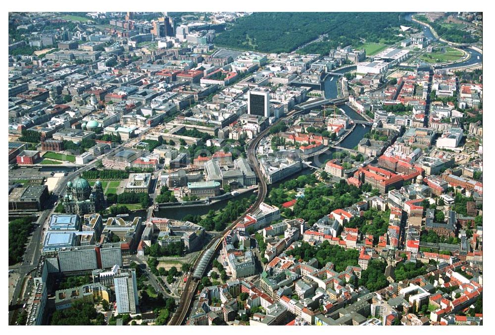 Berlin from above - Stadtübersicht mit den Hackeschen Höfen, S-Bahnhof Hackescher Markt, Oranienburgerstraße, Monbijoupark, Strandbar und Museumsinsel an der Spree in Berlin-Mitte.