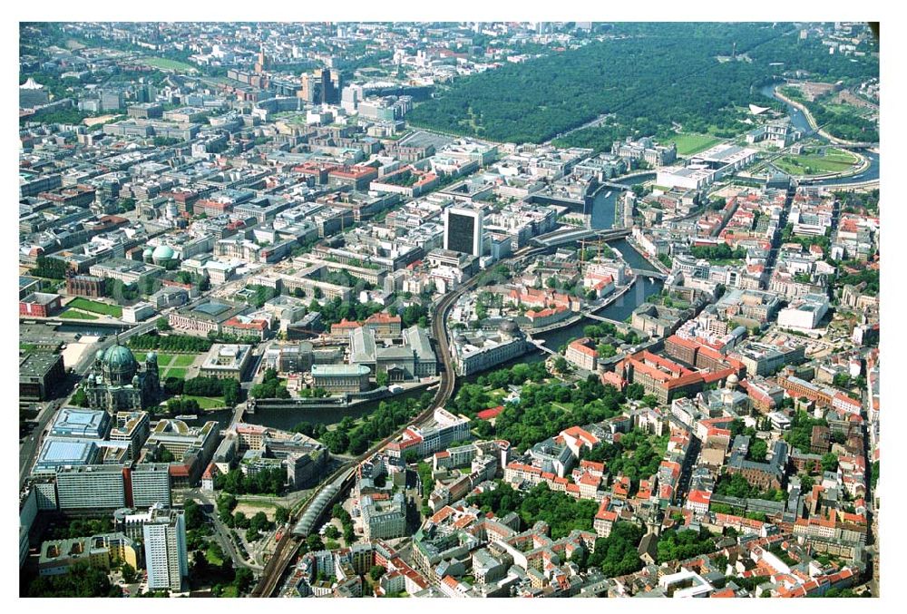 Berlin from the bird's eye view: Stadtübersicht mit den Hackeschen Höfen, S-Bahnhof Hackescher Markt, Oranienburgerstraße, Monbijoupark, Strandbar und Museumsinsel an der Spree in Berlin-Mitte.