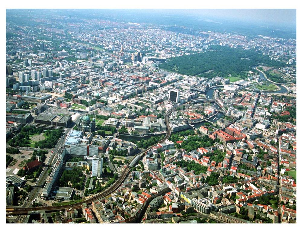 Berlin from above - Stadtübersicht mit den Hackeschen Höfen, S-Bahnhof Hackescher Markt, Oranienburgerstraße, Monbijoupark, Strandbar und Museumsinsel an der Spree in Berlin-Mitte.