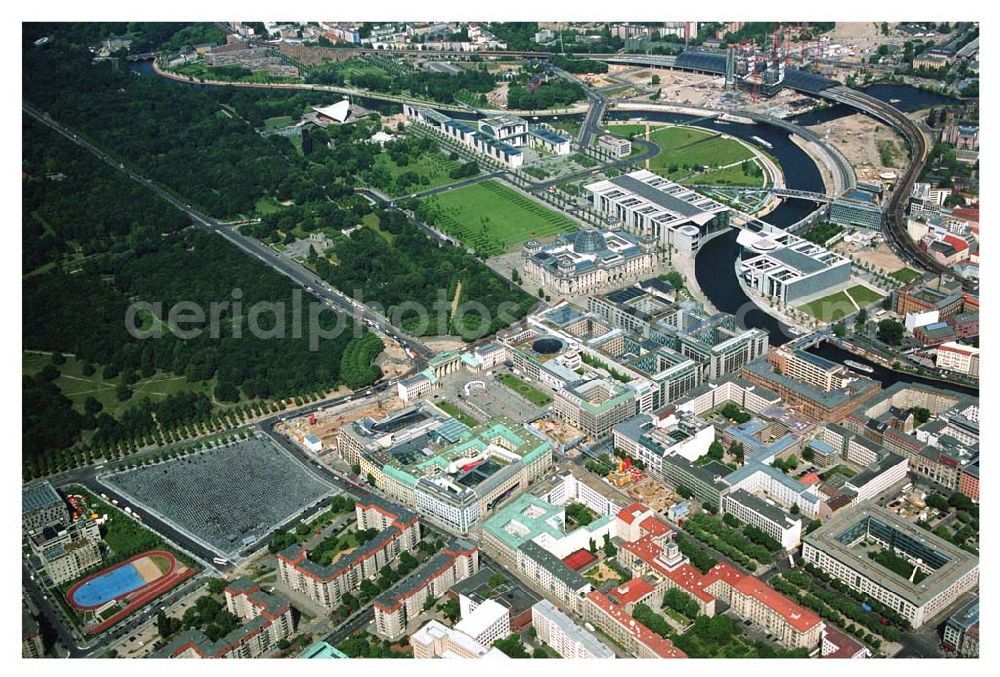 Aerial photograph Berlin - Blick auf das Stadtzentrum Berlin-Mitte vom Pariser Platz aus in Richtung Siegessäule/Großer Stern. Mit im Bild das Brandenburger Tor, Holocaust Denkmal, Spreebogen/Regierungsviertel, der Tiergarten und die Umgestaltungsarbeiten der Straße Unter den Linden.