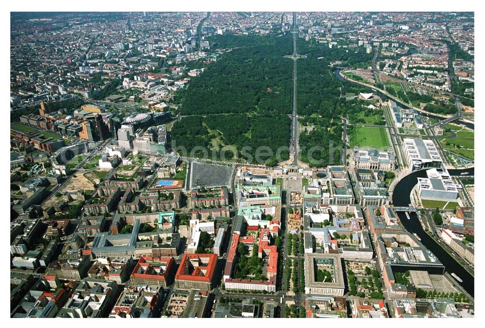 Berlin from above - Blick auf das Stadtzentrum Berlin-Mitte vom Pariser Platz aus in Richtung Siegessäule/Großer Stern. Mit im Bild das Brandenburger Tor, Holocaust Denkmal, Spreebogen/Regierungsviertel, der Tiergarten und die Umgestaltungsarbeiten der Straße Unter den Linden.