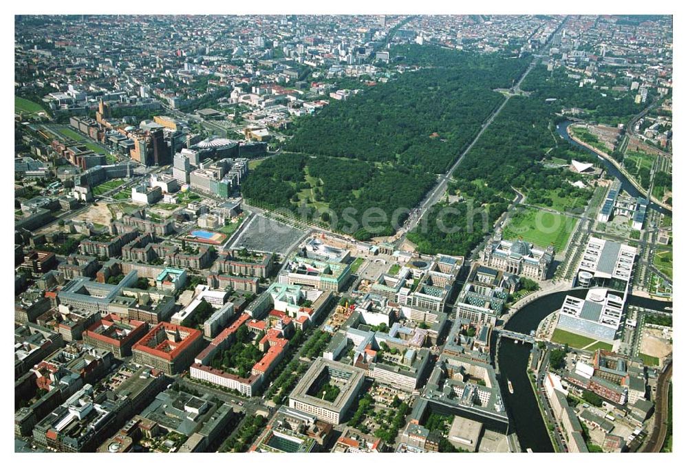 Berlin from the bird's eye view: Blick auf das Stadtzentrum Berlin-Mitte vom Pariser Platz aus in Richtung Siegessäule/Großer Stern. Mit im Bild das Brandenburger Tor, Holocaust Denkmal, Spreebogen/Regierungsviertel, der Tiergarten und die Umgestaltungsarbeiten der Straße Unter den Linden.