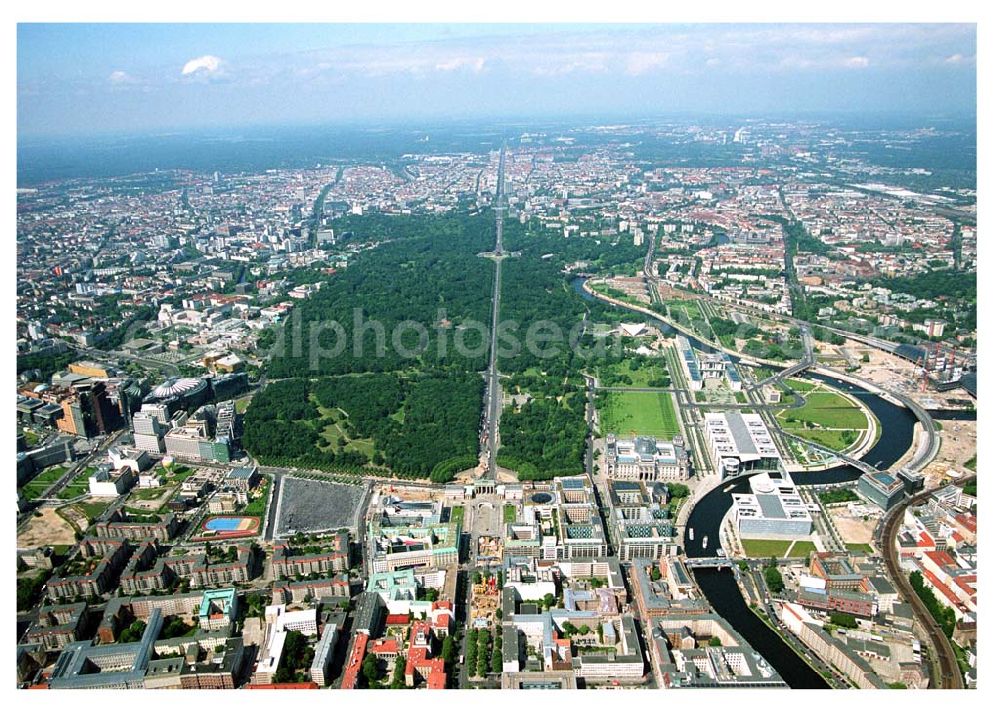 Aerial image Berlin - Blick auf das Stadtzentrum Berlin-Mitte vom Pariser Platz aus in Richtung Siegessäule/Großer Stern. Mit im Bild das Brandenburger Tor, Holocaust Denkmal, Spreebogen/Regierungsviertel, der Tiergarten und die Umgestaltungsarbeiten der Straße Unter den Linden.