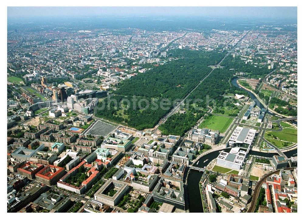 Aerial photograph Berlin - Blick auf das Stadtzentrum Berlin-Mitte vom Pariser Platz aus in Richtung Siegessäule/Großer Stern. Mit im Bild das Brandenburger Tor, Holocaust Denkmal, Spreebogen/Regierungsviertel, der Tiergarten und die Umgestaltungsarbeiten der Straße Unter den Linden.