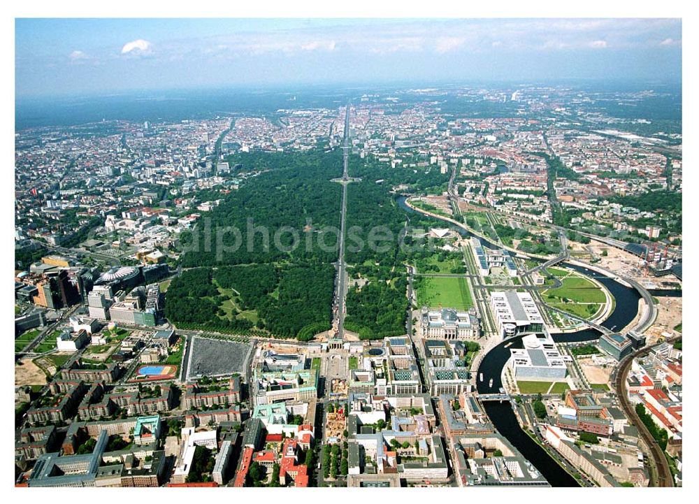 Berlin from above - Blick auf das Stadtzentrum Berlin-Mitte vom Pariser Platz aus in Richtung Siegessäule/Großer Stern. Mit im Bild das Brandenburger Tor, Holocaust Denkmal, Spreebogen/Regierungsviertel, der Tiergarten und die Umgestaltungsarbeiten der Straße Unter den Linden.