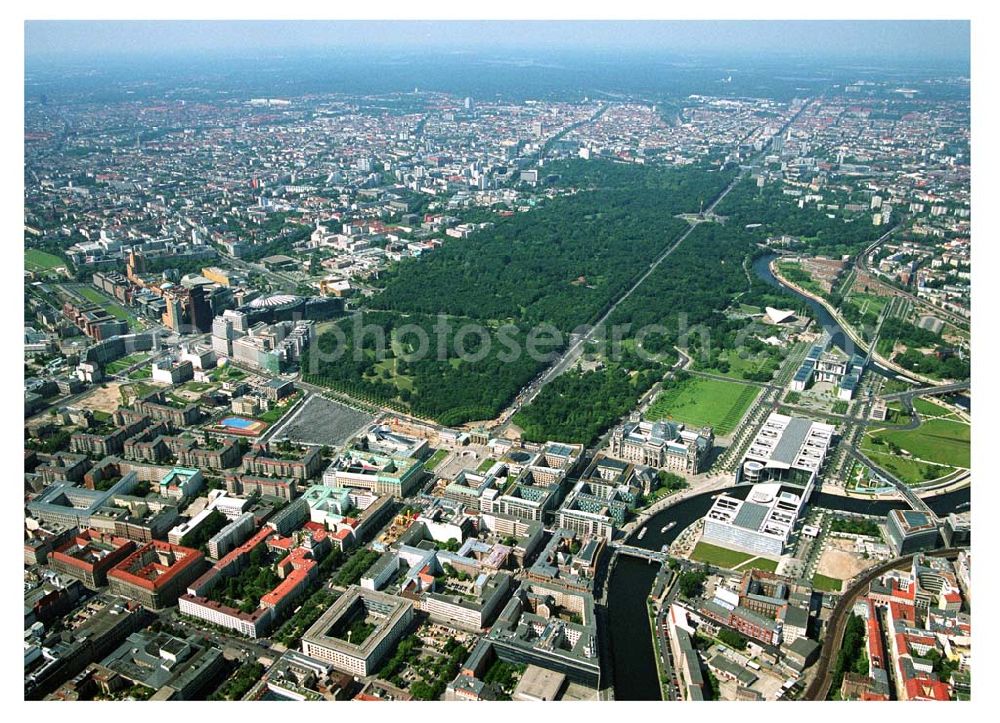 Berlin from the bird's eye view: Blick auf das Stadtzentrum Berlin-Mitte vom Pariser Platz aus in Richtung Siegessäule/Großer Stern. Mit im Bild das Brandenburger Tor, Holocaust Denkmal, Spreebogen/Regierungsviertel, der Tiergarten und die Umgestaltungsarbeiten der Straße Unter den Linden.