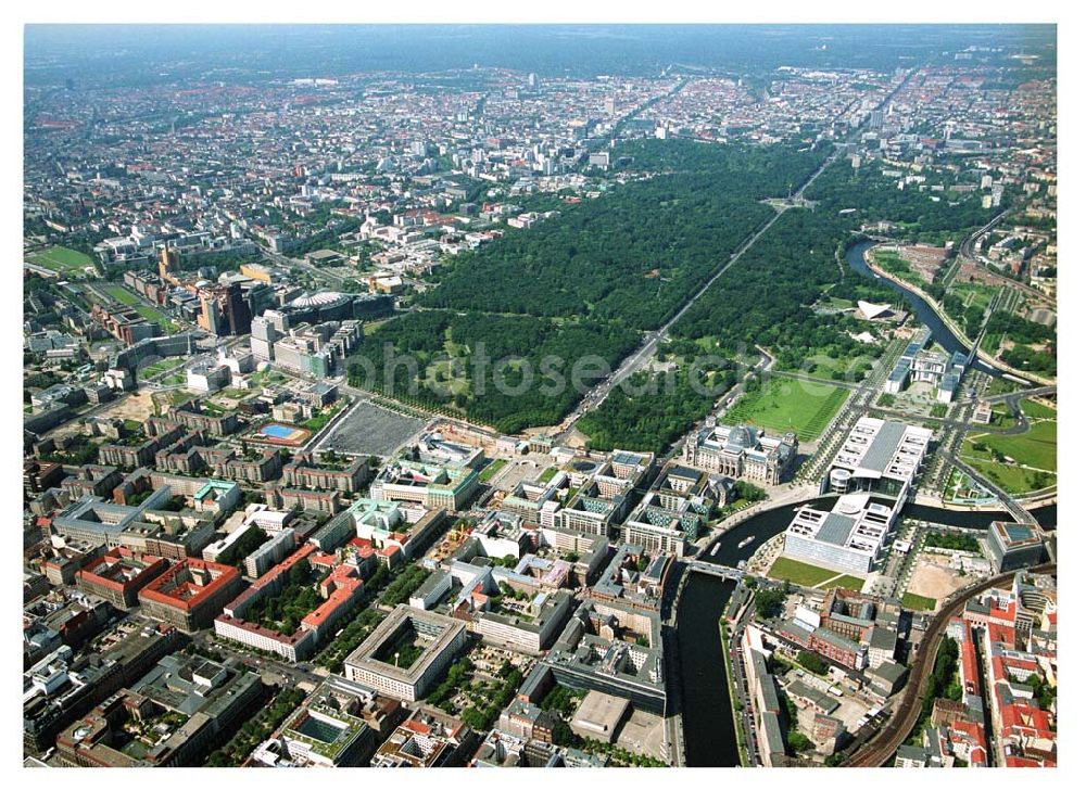 Aerial image Berlin - Blick auf das Stadtzentrum Berlin-Mitte vom Pariser Platz aus in Richtung Siegessäule/Großer Stern. Mit im Bild das Brandenburger Tor, Holocaust Denkmal, Spreebogen/Regierungsviertel, der Tiergarten und die Umgestaltungsarbeiten der Straße Unter den Linden.