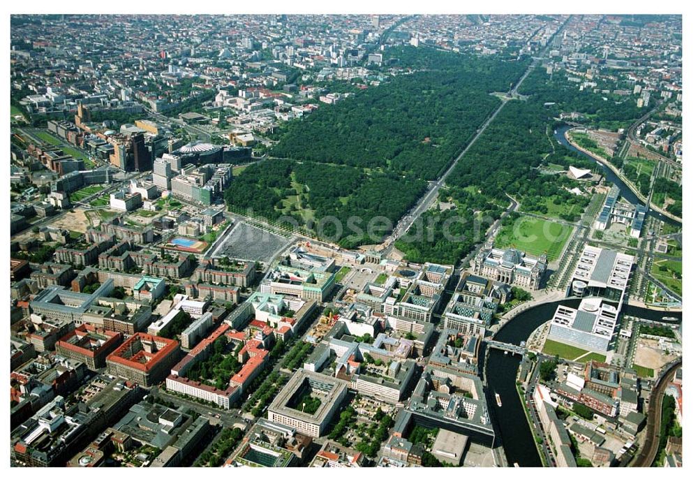 Aerial photograph Berlin - Blick auf das Stadtzentrum Berlin-Mitte vom Pariser Platz aus in Richtung Siegessäule/Großer Stern. Mit im Bild das Brandenburger Tor, Holocaust Denkmal, Spreebogen/Regierungsviertel, der Tiergarten und die Umgestaltungsarbeiten der Straße Unter den Linden.