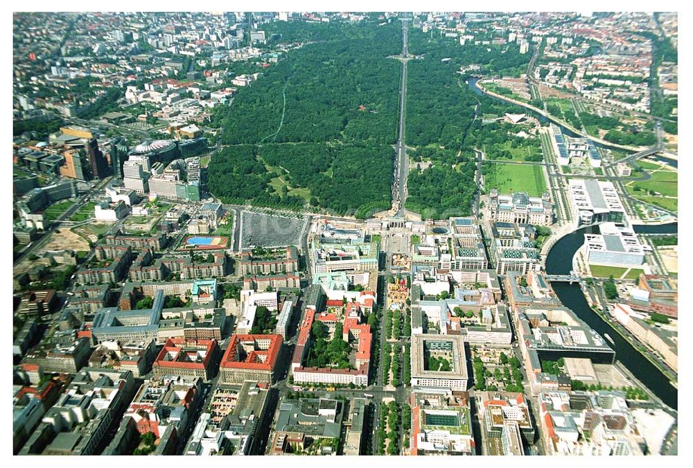 Berlin from the bird's eye view: Blick auf das Stadtzentrum Berlin-Mitte vom Pariser Platz aus in Richtung Siegessäule/Großer Stern. Mit im Bild das Brandenburger Tor, Holocaust Denkmal, Spreebogen/Regierungsviertel, der Tiergarten und die Umgestaltungsarbeiten der Straße Unter den Linden.