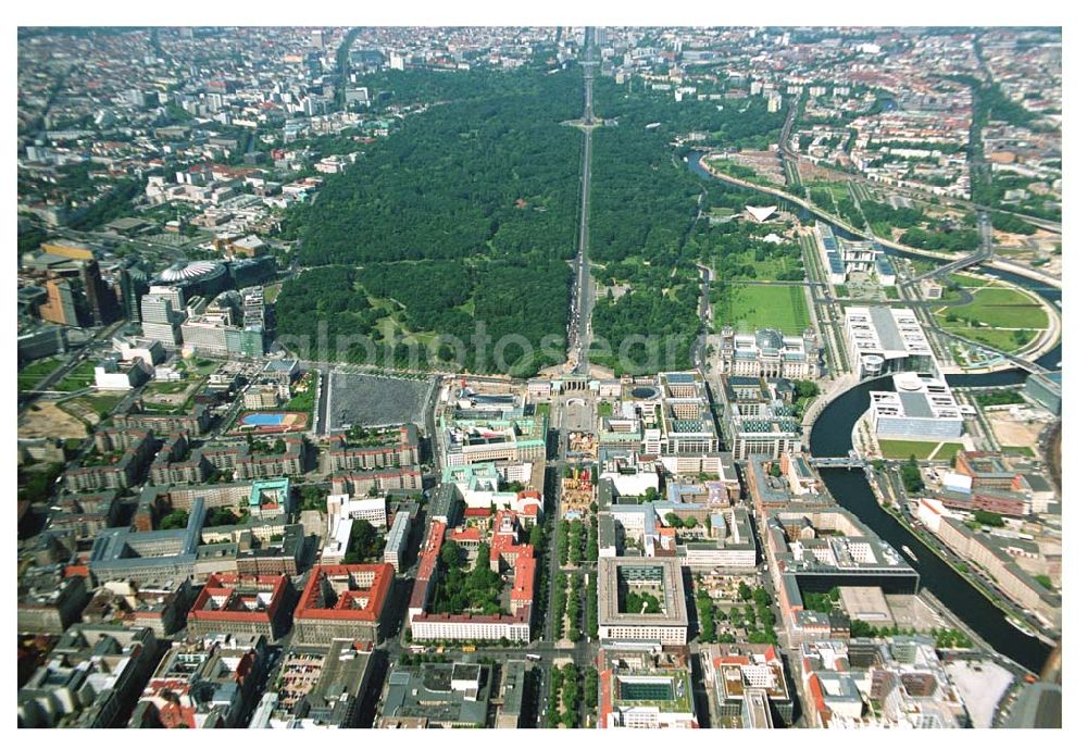 Berlin from the bird's eye view: Blick auf das Stadtzentrum Berlin-Mitte vom Pariser Platz aus in Richtung Siegessäule/Großer Stern. Mit im Bild das Brandenburger Tor, Holocaust Denkmal, Spreebogen/Regierungsviertel, der Tiergarten und die Umgestaltungsarbeiten der Straße Unter den Linden.