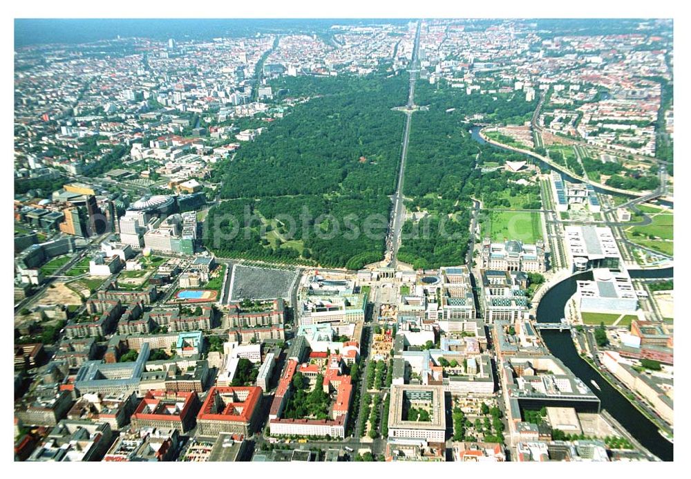 Aerial image Berlin - Blick auf das Stadtzentrum Berlin-Mitte vom Pariser Platz aus in Richtung Siegessäule/Großer Stern. Mit im Bild das Brandenburger Tor, Holocaust Denkmal, Spreebogen/Regierungsviertel, der Tiergarten und die Umgestaltungsarbeiten der Straße Unter den Linden.