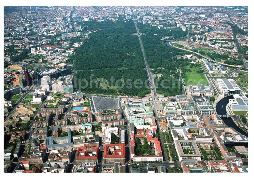 Aerial photograph Berlin - Blick auf das Stadtzentrum Berlin-Mitte vom Pariser Platz aus in Richtung Siegessäule/Großer Stern. Mit im Bild das Brandenburger Tor, Holocaust Denkmal, Spreebogen/Regierungsviertel, der Tiergarten und die Umgestaltungsarbeiten der Straße Unter den Linden.