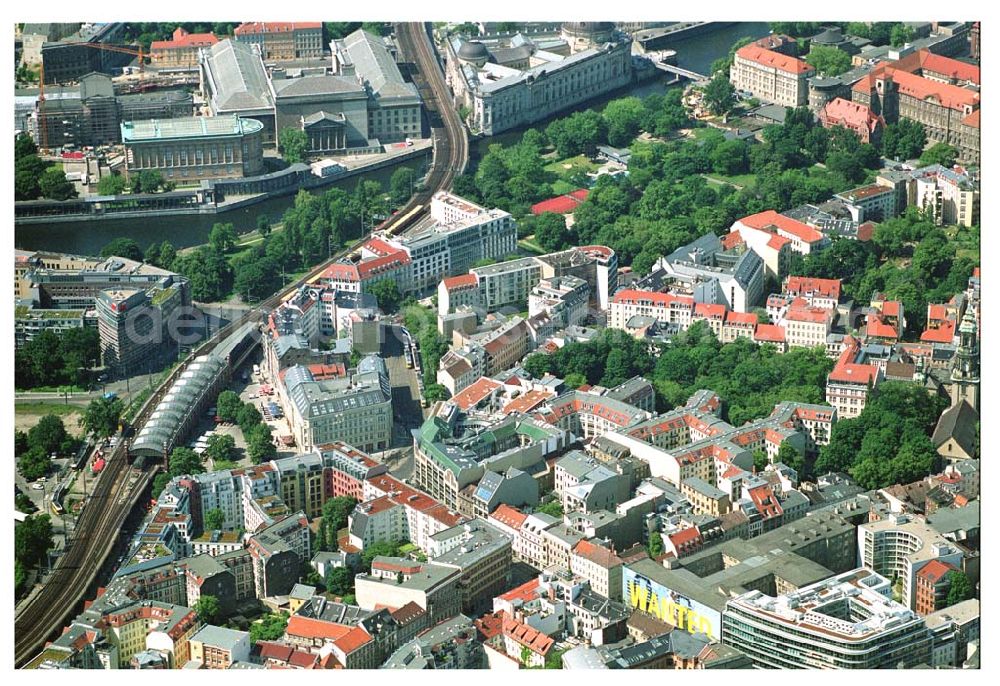 Aerial image Berlin - Stadtübersicht mit den Hackeschen Höfen, S-Bahnhof Hackescher Markt, Oranienburgerstraße, Monbijoupark, Strandbar und Museumsinsel an der Spree in Berlin-Mitte.