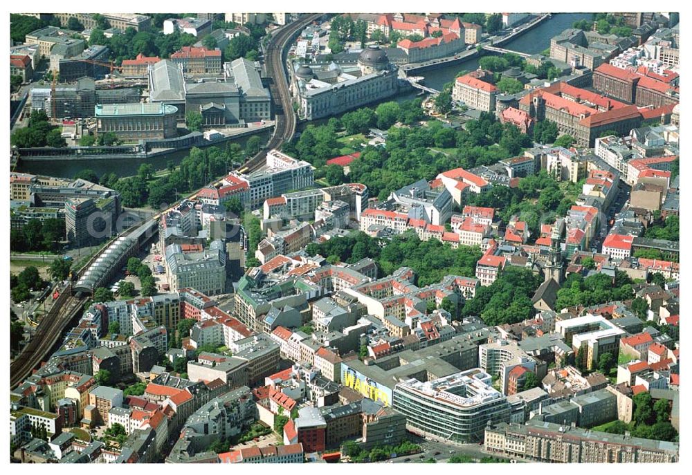 Berlin from above - Stadtübersicht mit den Hackeschen Höfen, S-Bahnhof Hackescher Markt, Oranienburgerstraße, Monbijoupark, Strandbar und Museumsinsel an der Spree in Berlin-Mitte.