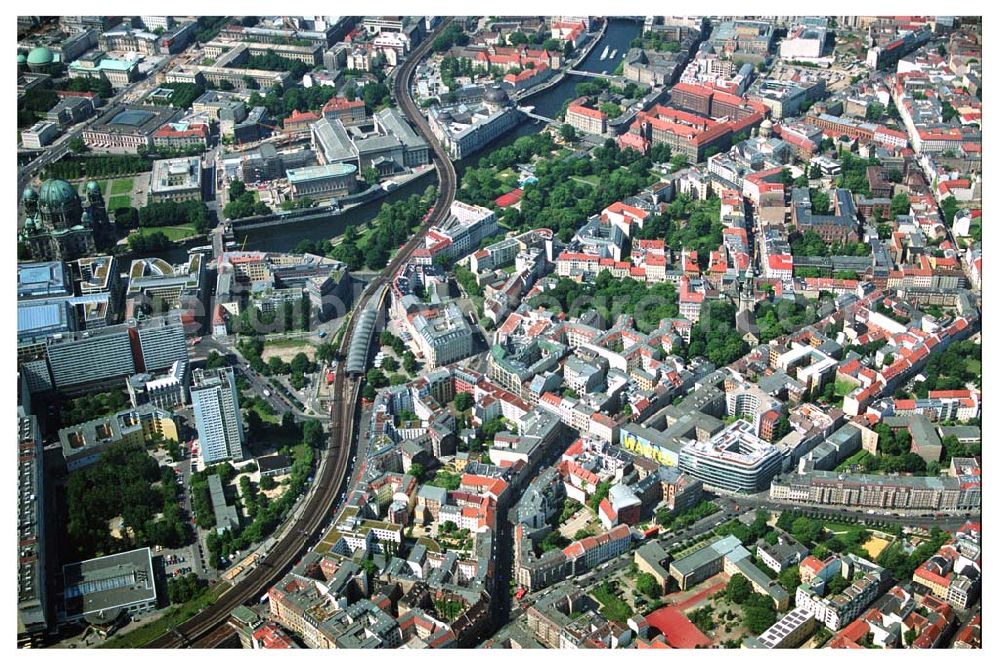 Aerial photograph Berlin - Stadtübersicht mit den Hackeschen Höfen, S-Bahnhof Hackescher Markt, Oranienburgerstraße, Monbijoupark, Strandbar und Museumsinsel an der Spree in Berlin-Mitte.