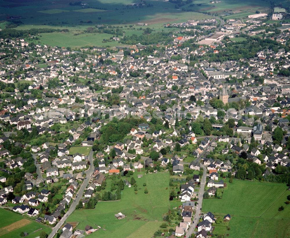 Aerial photograph BRILON - Brilon wurde auf dieser Hochfläche bereits im 13. Jh. angelegt und erhielt 1220 Stadtrechte. Am Kreuzungspunkt wichtiger Handels- u. Heerstraßen wurde der Ort 1444 sogar die Hauptstadt des Herzogtums Westfalen.