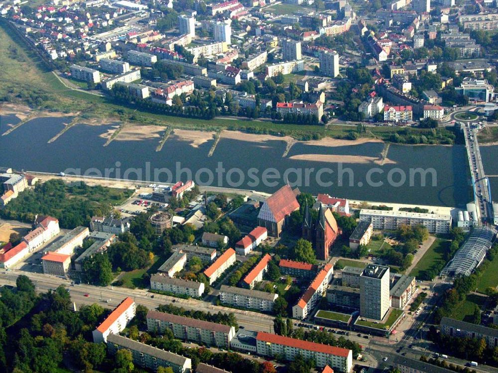 Aerial image Frankfurt / Oder - Das Stadtzentrum von Frankfurt / Oder mit dem Einkaufszentrum und dem umgebauten Grenzübergang über die Oder. Östlich der Oder das Stadtzentrum von Slubice in der VR Polen.