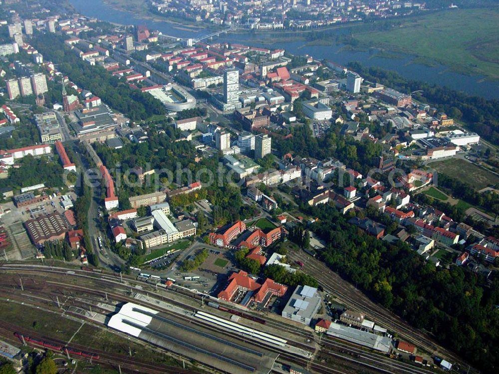 Aerial photograph Frankfurt / Oder - Das Stadtzentrum von Frankfurt / Oder mit dem Einkaufszentrum, dem Bahnhof und dem umgebauten Grenzübergang über die Oder. Östlich der Oder das Stadtzentrum von Slubice in der VR Polen.