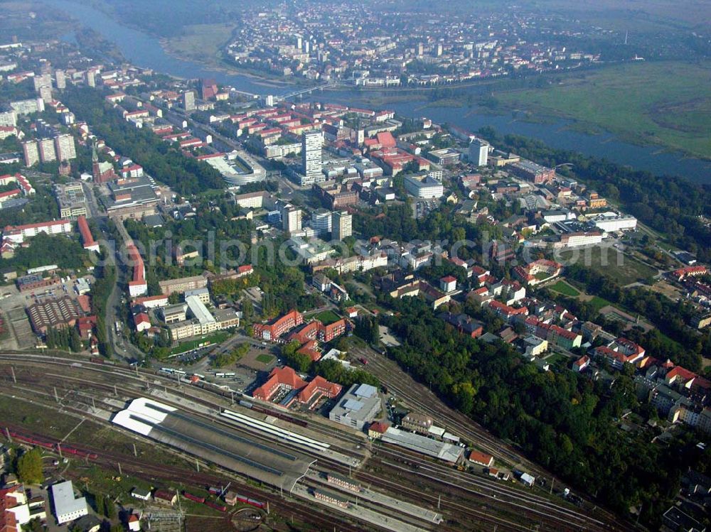 Frankfurt / Oder from above - Das Stadtzentrum von Frankfurt / Oder mit dem Einkaufszentrum, dem Bahnhof und dem umgebauten Grenzübergang über die Oder. Östlich der Oder das Stadtzentrum von Slubice in der VR Polen.