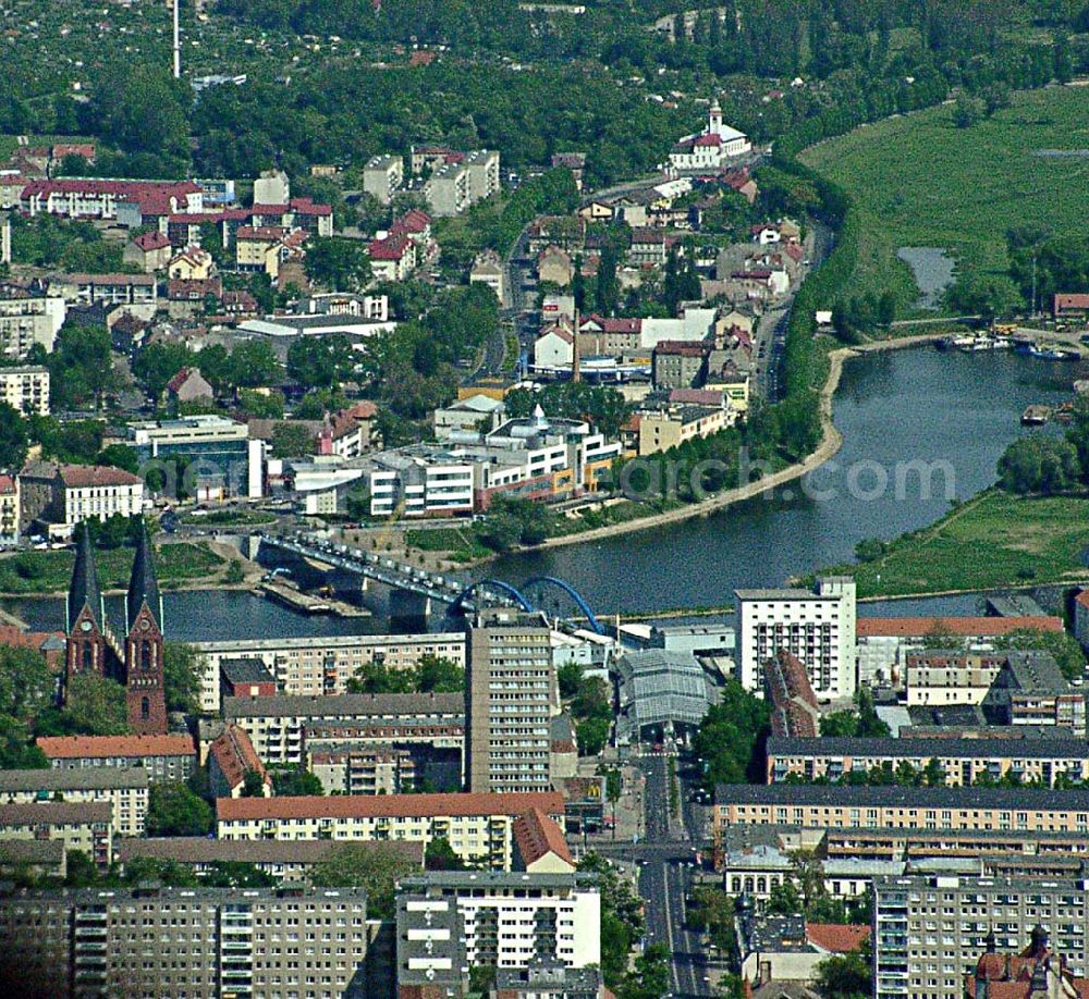 Aerial image Frankfurt / Oder - Blick auf das Stadtzentrum von Frankfurt / Oder mit dem neuen Einkaufszentrum und dem neu umgebauten Grenzübergang über die Oder. Östlich der Oder das Stadtzentrum von Slubice in der VR Polen.