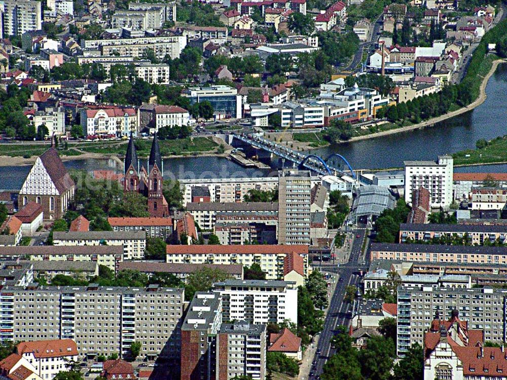 Aerial photograph Frankfurt / Oder - Blick auf das Stadtzentrum von Frankfurt / Oder mit dem neuen Einkaufszentrum und dem neu umgebauten Grenzübergang über die Oder. Östlich der Oder das Stadtzentrum von Slubice in der VR Polen.