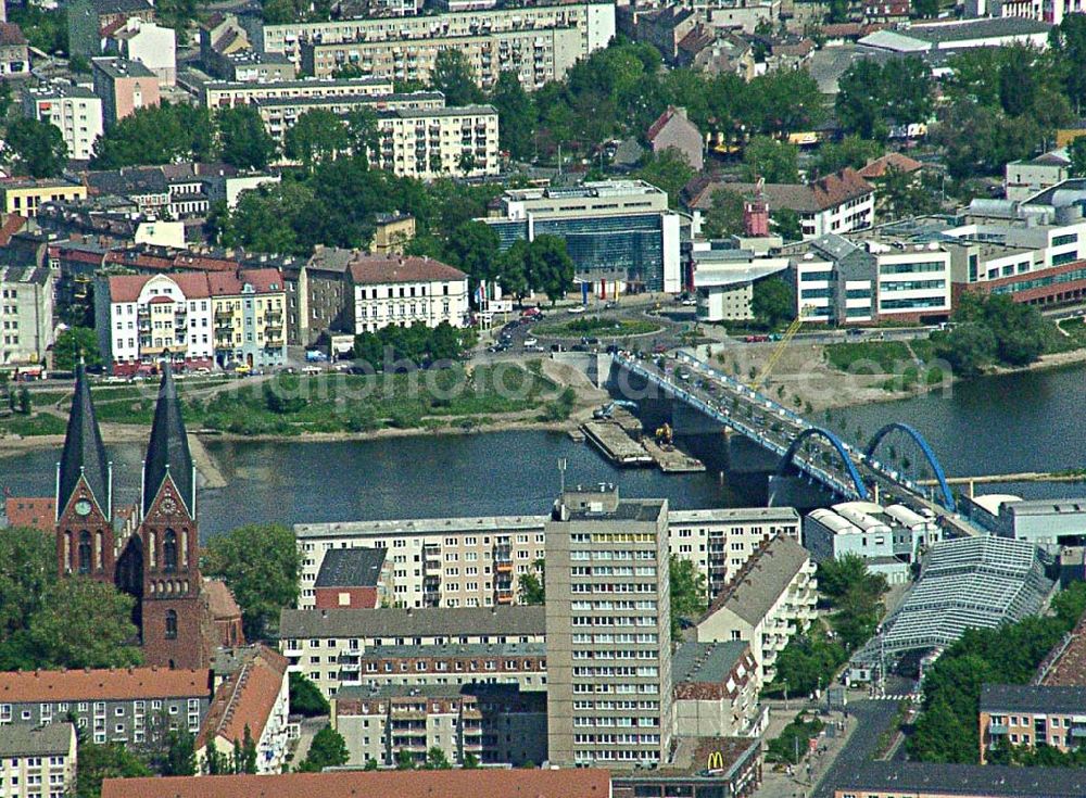 Frankfurt / Oder from above - Blick auf das Stadtzentrum von Frankfurt / Oder mit dem neuen Einkaufszentrum und dem neu umgebauten Grenzübergang über die Oder. Östlich der Oder das Stadtzentrum von Slubice in der VR Polen.