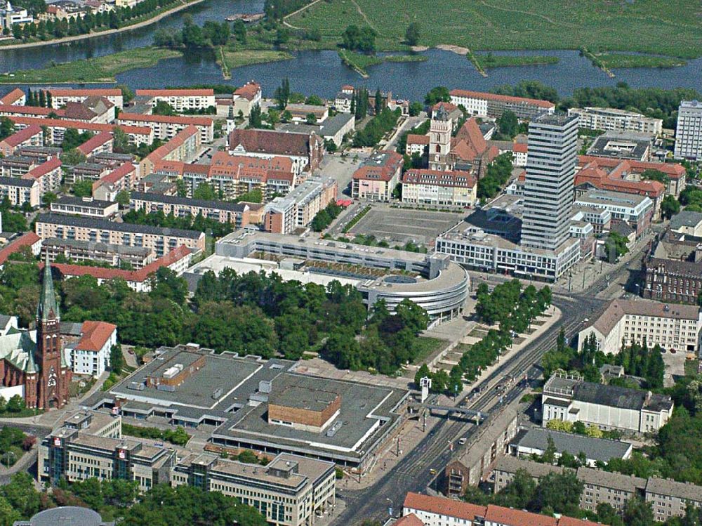 Aerial image Frankfurt / Oder - Blick auf das Stadtzentrum von Frankfurt / Oder mit dem neuen Einkaufszentrum und dem neu umgebauten Grenzübergang über die Oder.