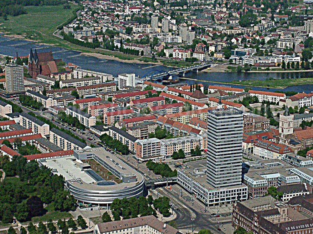 Aerial image Frankfurt / Oder - Blick auf das Stadtzentrum von Frankfurt / Oder mit dem neuen Einkaufszentrum und dem neu umgebauten Grenzübergang über die Oder. Östlich der Oder das Stadtzentrum von Slubice in der VR Polen.