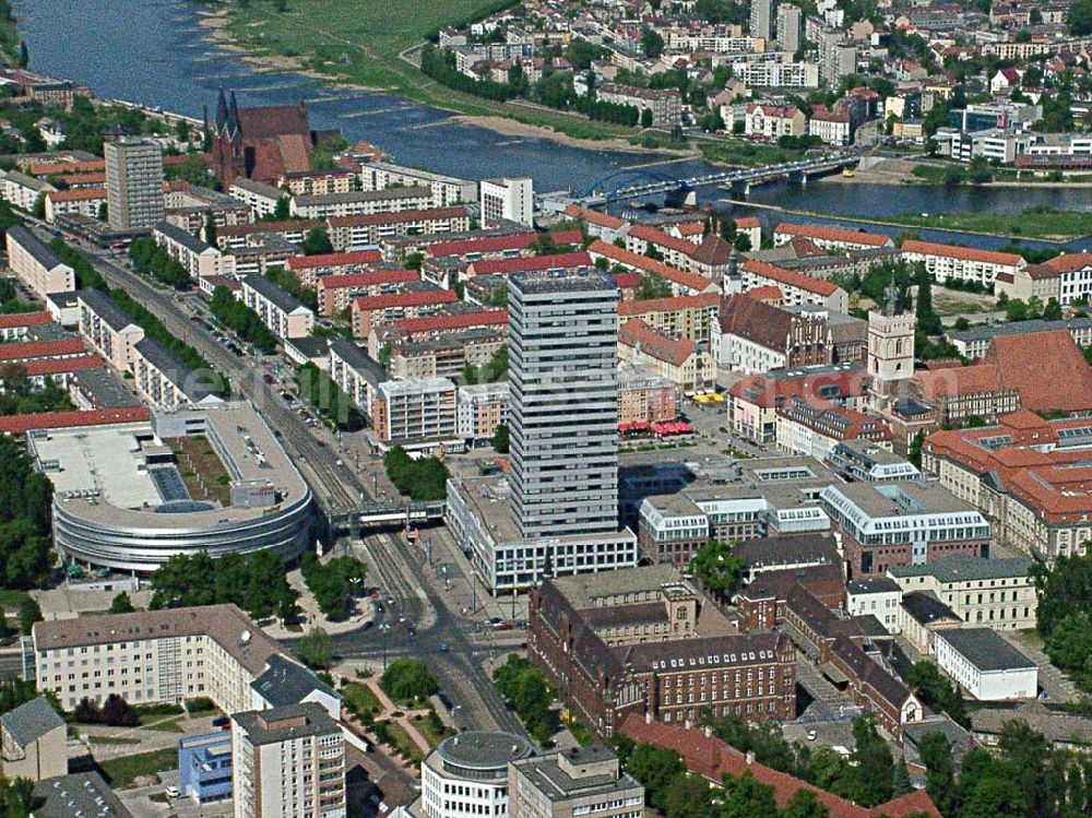 Aerial photograph Frankfurt / Oder - Blick auf das Stadtzentrum von Frankfurt / Oder mit dem neuen Einkaufszentrum und dem neu umgebauten Grenzübergang über die Oder. Östlich der Oder das Stadtzentrum von Slubice in der VR Polen.