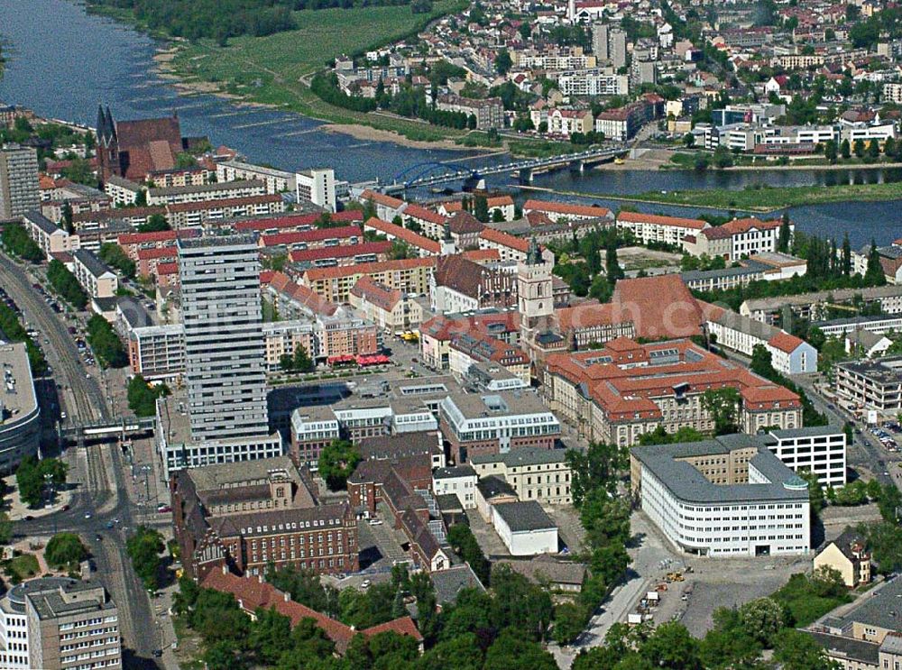 Frankfurt / Oder from above - Blick auf das Stadtzentrum von Frankfurt / Oder mit dem neuen Einkaufszentrum und dem neu umgebauten Grenzübergang über die Oder. Östlich der Oder das Stadtzentrum von Slubice in der VR Polen.