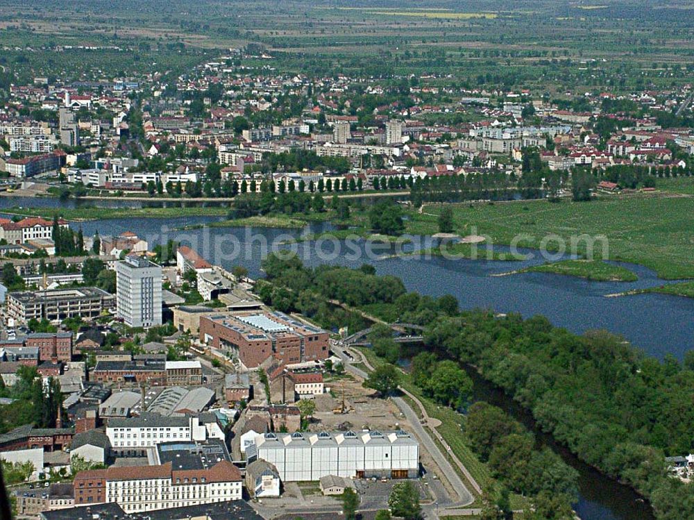 Frankfurt / Oder from the bird's eye view: Blick auf das Stadtzentrum von Frankfurt / Oder mit dem neuen Einkaufszentrum und dem neu umgebauten Grenzübergang über die Oder. Östlich der Oder das Stadtzentrum von Slubice in der VR Polen.