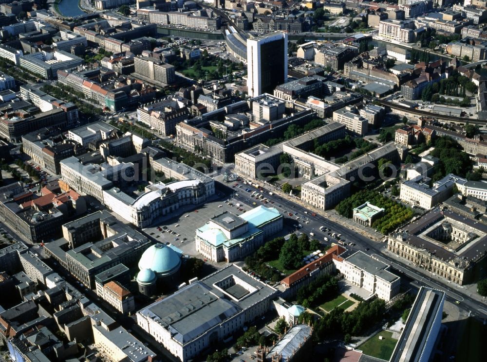 Aerial photograph Berlin - View of the city center on Unter den Linden in Berlin-Mitte. In the foreground the Crown Prince's Palace, the arsenal, the Bebelplatz, St. Hedwig's Cathedral Berlin. Center of the image is the Neue Wache, the Palais am moat, the Humboldt University of Berlin and the Berlin State Library - to see the Prussian Cultural Heritage. In the background is the International Trade Centre Berlin, the Maritim Hotel Pro Arte and the Friedrichstrasse station