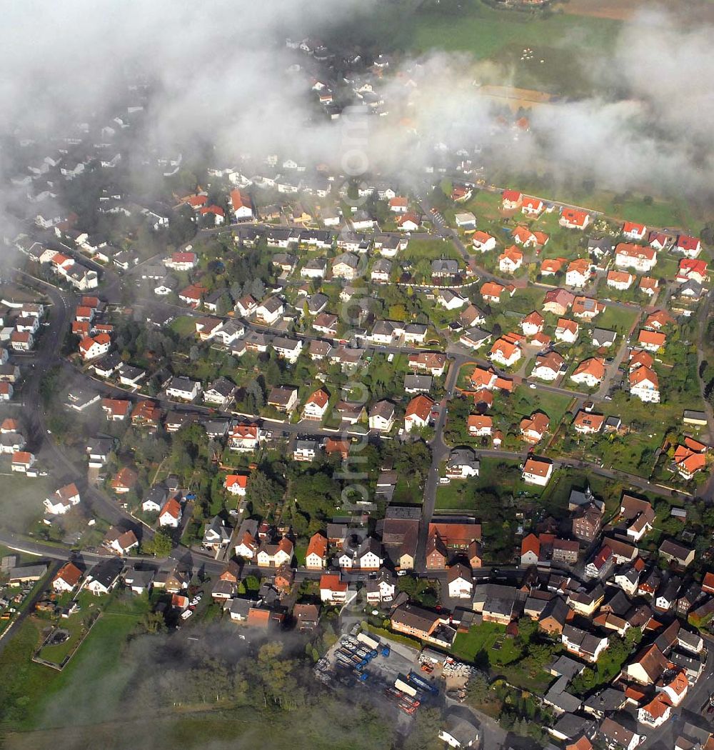 Aerial image Staufenberg - Zu Staufenberg gehören die Stadtteile Daubringen, Mainzlar, Staufenberg und Treis. Die rund 8500 Einwohner verteilen sich auf die vier Stadtteile Staufenberg (2600), Treis (2300), Mainzlar (1800) und Daubringen (1800). Der Stadtteil Staufenberg besitzt seit mindestens 1336 Stadtrechte. Mit seiner Lage auf dem gleichnamigen Berg, der von der Burg Staufenberg gekrönt wird, prägt er das Landschaftsbild des nördlichen Kreises Gießen. Stadtverwaltung: Tarjanplatz 1; 35460 Staufenberg;