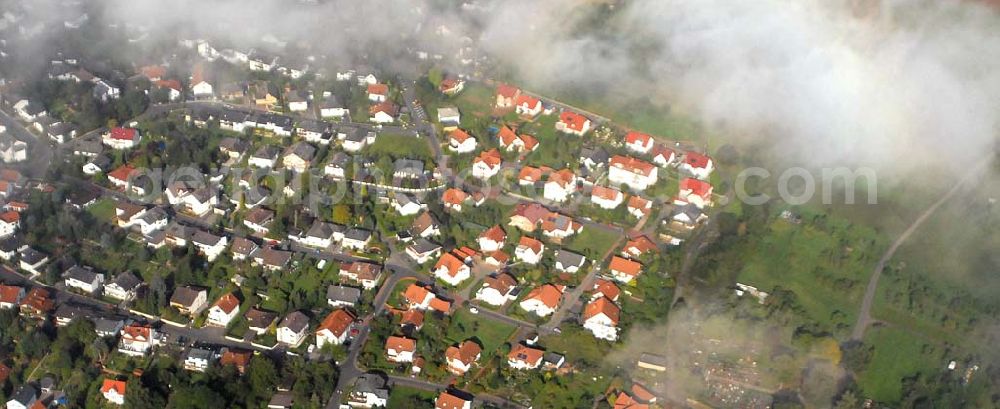 Aerial photograph Staufenberg - Zu Staufenberg gehören die Stadtteile Daubringen, Mainzlar, Staufenberg und Treis. Die rund 8500 Einwohner verteilen sich auf die vier Stadtteile Staufenberg (2600), Treis (2300), Mainzlar (1800) und Daubringen (1800). Der Stadtteil Staufenberg besitzt seit mindestens 1336 Stadtrechte. Mit seiner Lage auf dem gleichnamigen Berg, der von der Burg Staufenberg gekrönt wird, prägt er das Landschaftsbild des nördlichen Kreises Gießen. Stadtverwaltung: Tarjanplatz 1; 35460 Staufenberg;