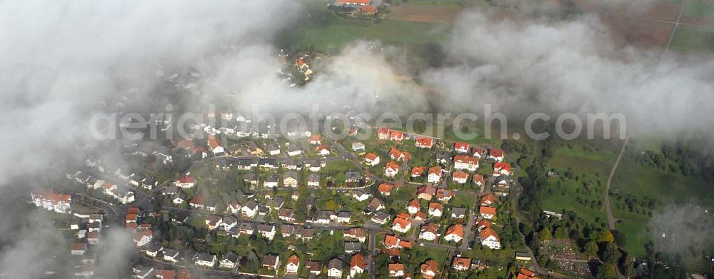 Staufenberg from above - Zu Staufenberg gehören die Stadtteile Daubringen, Mainzlar, Staufenberg und Treis. Die rund 8500 Einwohner verteilen sich auf die vier Stadtteile Staufenberg (2600), Treis (2300), Mainzlar (1800) und Daubringen (1800). Der Stadtteil Staufenberg besitzt seit mindestens 1336 Stadtrechte. Mit seiner Lage auf dem gleichnamigen Berg, der von der Burg Staufenberg gekrönt wird, prägt er das Landschaftsbild des nördlichen Kreises Gießen. Stadtverwaltung: Tarjanplatz 1; 35460 Staufenberg;