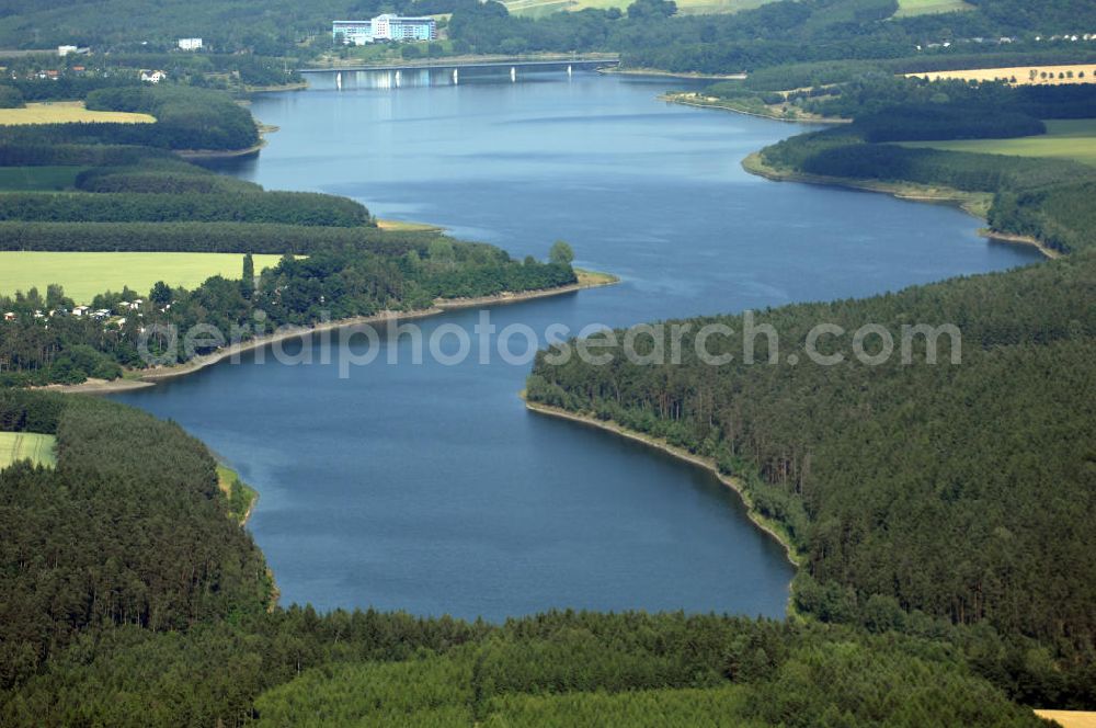 Aerial photograph Zeulenroda - Die Weidatalsperre ist eine Trinkwassertalsperre an der Weida, in der Nähe der ostthüringischen Orte Triebes und Staitz im Thüringer Schiefergebirge. Die 1949 begonnene und 1956 in Betrieb genommene Talsperre fasst 9,7 Millionen Kubikmeter. Die Talsperre wird gemeinsam mit den flussaufwärts gelegenen Talsperren zur Trinkwasserversorgung genutzt. Außerdem dient sie dem Hochwasserschutz und der Niedrigwasseraufhöhung.