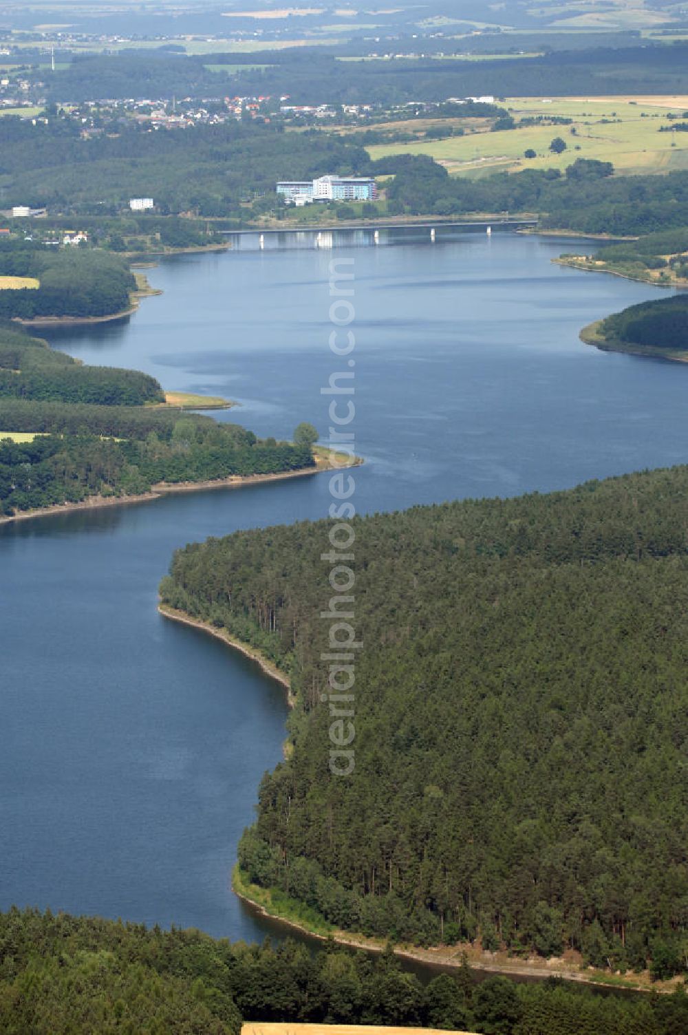 Zeulenroda from above - Die Weidatalsperre ist eine Trinkwassertalsperre an der Weida, in der Nähe der ostthüringischen Orte Triebes und Staitz im Thüringer Schiefergebirge. Die 1949 begonnene und 1956 in Betrieb genommene Talsperre fasst 9,7 Millionen Kubikmeter. Die Talsperre wird gemeinsam mit den flussaufwärts gelegenen Talsperren zur Trinkwasserversorgung genutzt. Außerdem dient sie dem Hochwasserschutz und der Niedrigwasseraufhöhung.