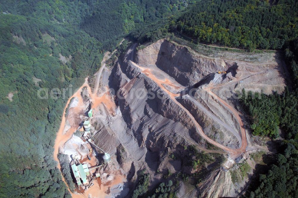 Saarhölzbach from the bird's eye view: Blick auf den Steinbruch bei Saarhölzbach in Rheinland-Pfalz. Der Steinbruch besteht aus Hartgestein, genauer aus Quarzit, das durch Sprengungen abgebaut und zu Schotter, Splitt und edelsplitt weiterverarbeitet wird. Auf Grund seiner Härte eignet es sich gut als Deckschicht im Straßenbau.