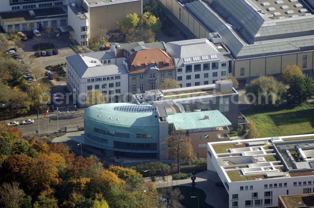 Berlin from above - Blick auf die Österreichische Botschaft in Berlin Mitte. Das Grundstück der Österreichischen Botschaft liegt gegenüber dem Tiergarten am Eingang des neuen Diplomatenviertels. Der Baukörper des Gebäudes ist in drei Teile gegliedert, die der Nutzung als Botschaft, Kosulat und Residenz entsprechen. Im Rahmen eines EU-weiten Architekturwettbewerbs 1997 entschied sich der österreichische Staat für den Entwurf des Wiener Architekten Hans Hollein. Kontakt: Österreichische Botschaft, Stauffenbergstr. 1, 10785 Berlin, Tel. +49(0)30 202 87 0, Fax +49(0)30 229 05 69, Email: berlin-ob@bmeia.gv.at